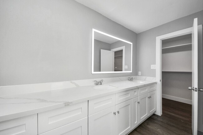 Building Photo - 15423 Ridingwood Dr