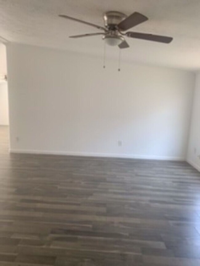 Building Photo - Spacious and Clean 3 BR HOUSE - Looking for the right people to call home!