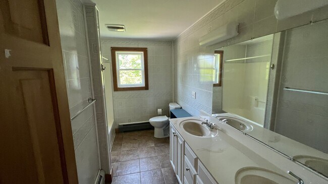 Building Photo - University Student Rental- Available for t...
