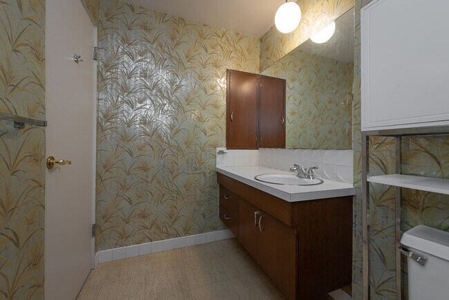 Building Photo - 2023