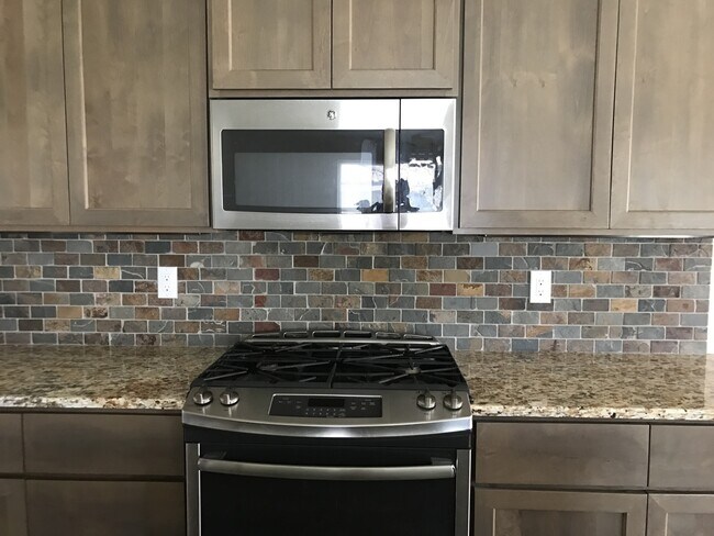 Building Photo - Beautiful Three Bedroom In Kennewick - Move in Ready!!