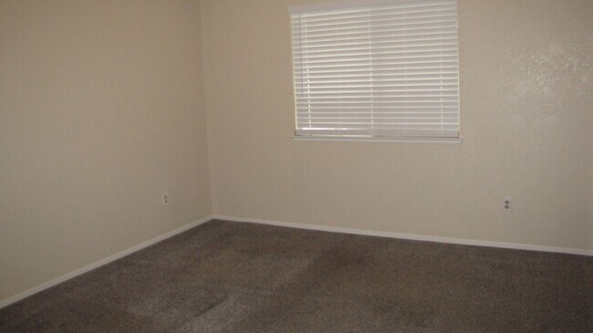 Building Photo - Condo in South West Bakersfield Private Co...