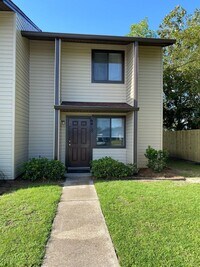 Building Photo - Charming 2Bed/1.5 Bath End-Unit Townhome Conveniently Located Near Schools, Shopping & Tyndall AFB!