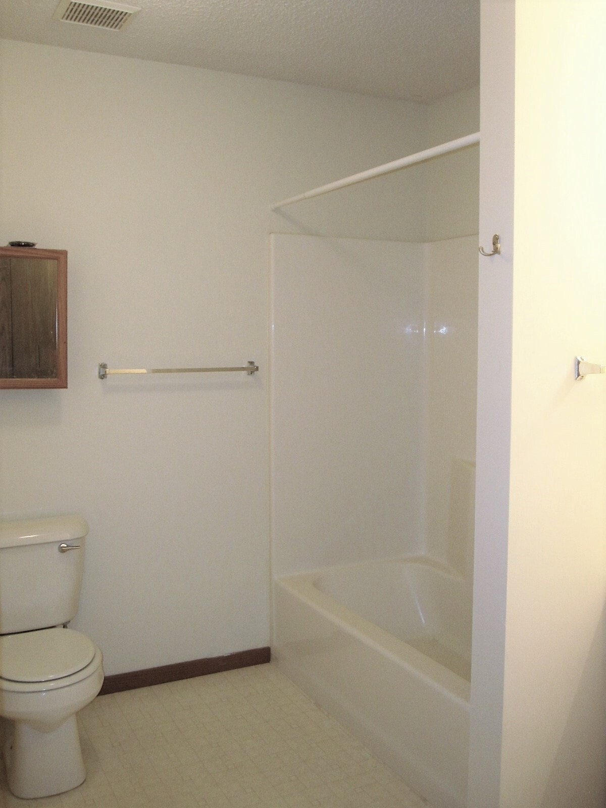 Building Photo - 626 W 8th St