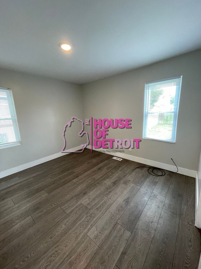 Building Photo - 2 BEDROOM | 1 BATH | FREE PRE SCREEN