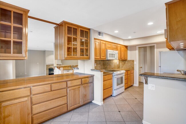 Building Photo - 20 Willow Rd