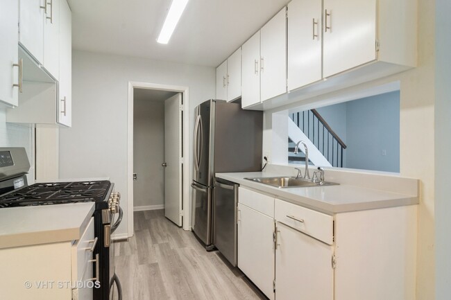 Kitchen - 332 Farmington Ln