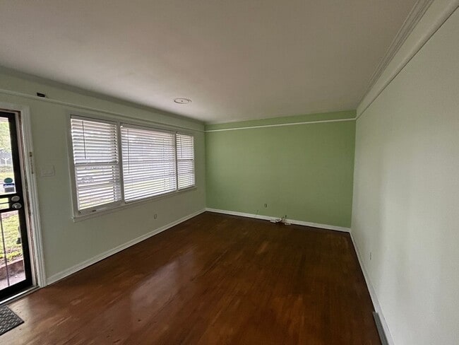 Building Photo - Welcome to this charming 3 bedroom, 1.5 bathroom home in Colonial Acres.