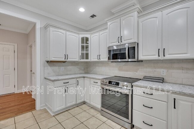 Building Photo - 5 Southernwood Pl