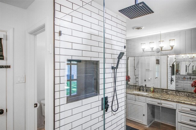 Building Photo - 536 Oak Dr