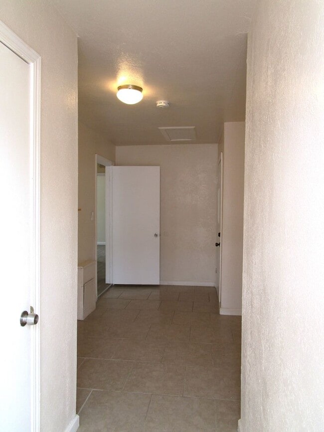 Building Photo - Please contact Vaughn Realty to set up an ...