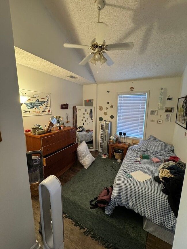 Building Photo - Charming 3 bed/2bath Cottage!