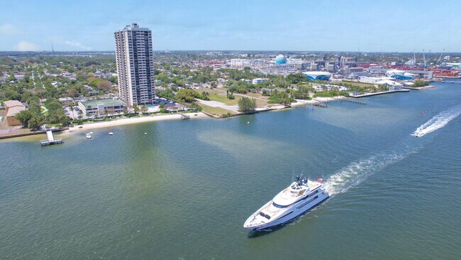 Building Photo - 5600 N Flagler Dr