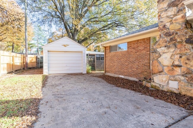 Building Photo - 742 Ivy Rd