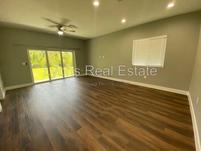 Building Photo - 10398 Port Everglades St