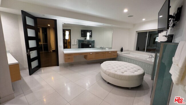 Building Photo - 6425 Weidlake Dr