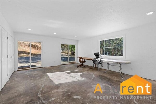 Building Photo - Jacksonville Home with in home office internet included.