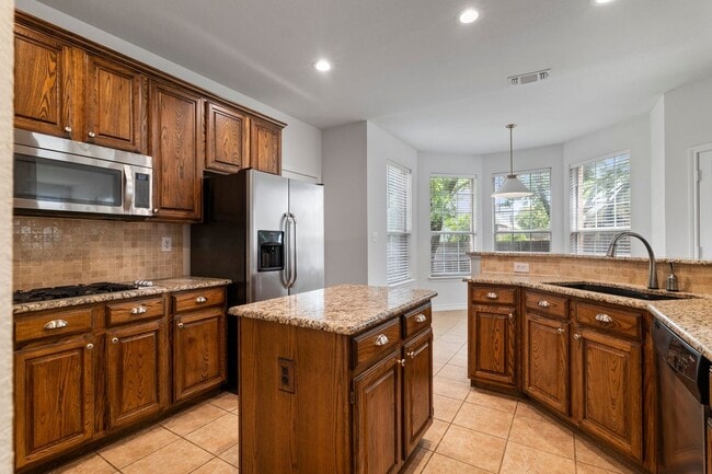 Building Photo - 5910 Spring Hill Dr