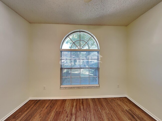 Building Photo - 96 Knights Hollow Dr