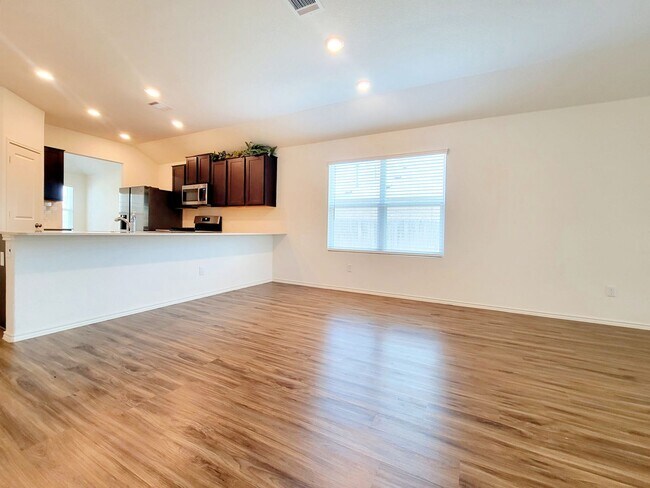 Building Photo - Modern & Spacious 3BR/2BA Home with Covere...