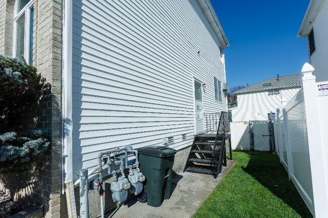Building Photo - 599 Wilson Ave