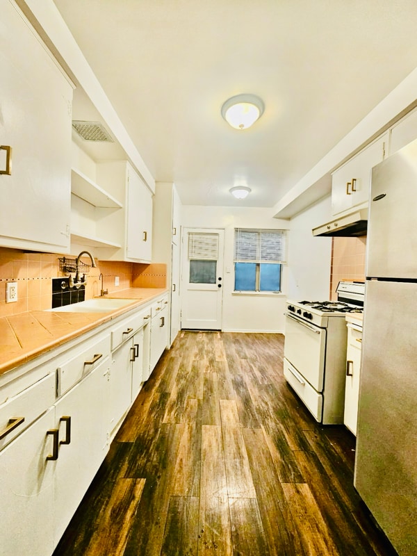 Building Photo - 1850 N La Brea Ave