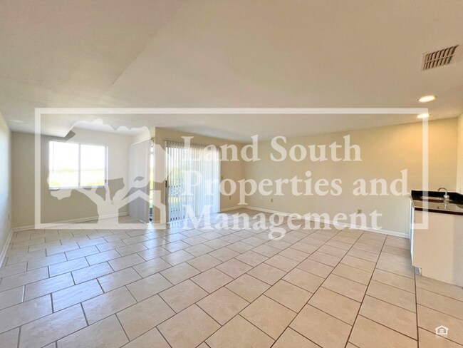 Building Photo - 707 Carpenters Way