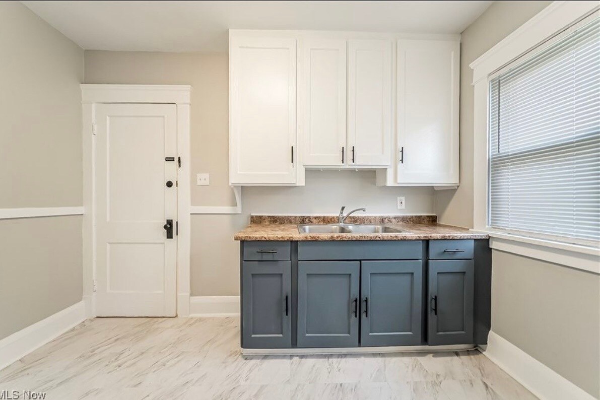 Building Photo - 2206 Lewis Dr