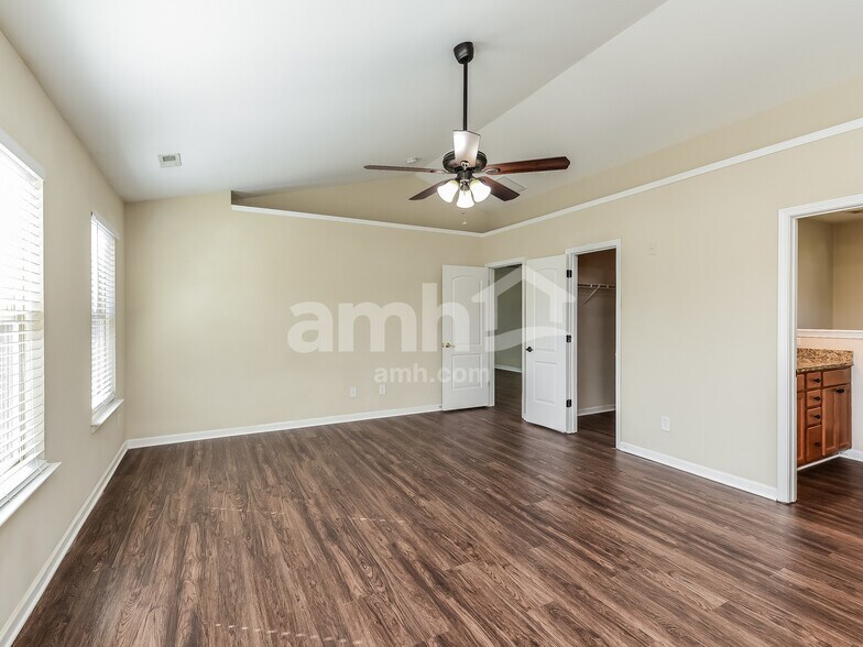 Building Photo - 113 Tannin Way