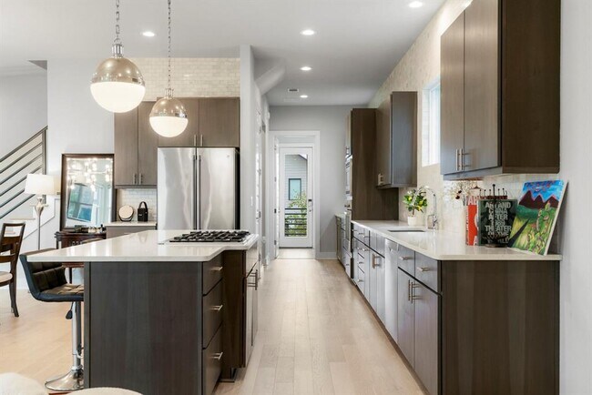 Building Photo - 6008 Florencia Ln