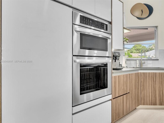 Building Photo - 639 Verona Pl