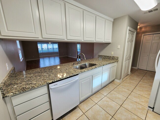 Building Photo - 2/2 Home in Lakeview Villas!