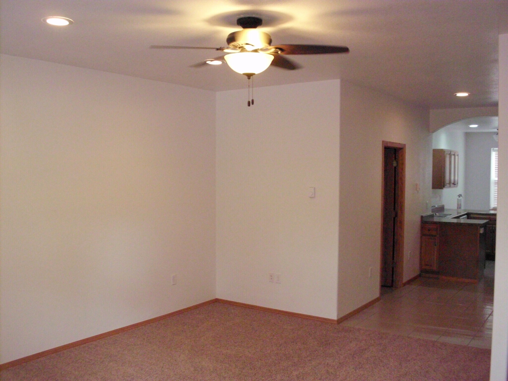 Building Photo - 1303 E 2nd St