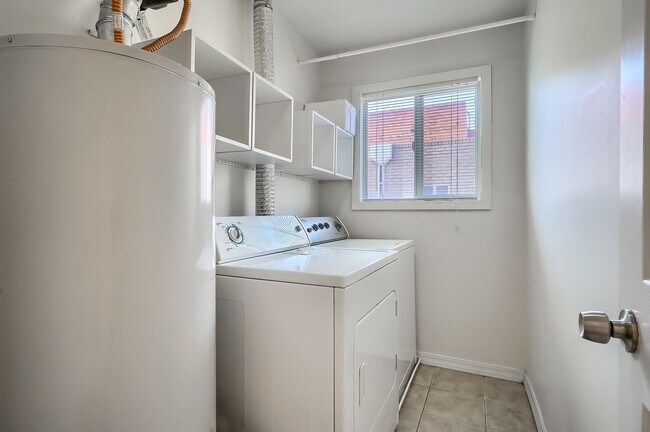 Building Photo - 3 Bed / 2 Bath Capitol Hill Condo | 2 Parking Spaces | Balcony | Walk Score 95