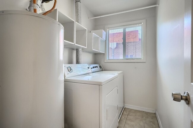 Building Photo - 3 Bed / 2 Bath Capitol Hill Condo | 2 Parking Spaces | Balcony | Walk Score 95 "Free April Rent"