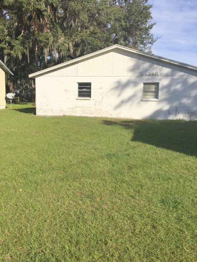 Building Photo - Two bedroom 1 bath duplex close to Downtow...