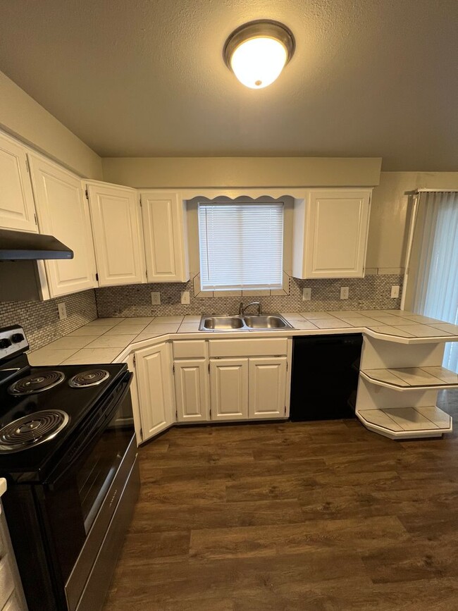 Building Photo - 328-328 E Wabash Ave