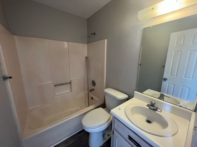 Building Photo - Southern Villas 33