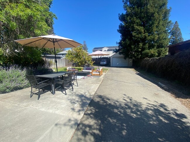 Building Photo - Pleasanton, Charming Downtown Living, Walk to Main St. 3 bed / 1 bath – Large Yard! Great schools