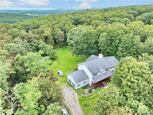 Building Photo - 80 Old Quaker Hill Rd