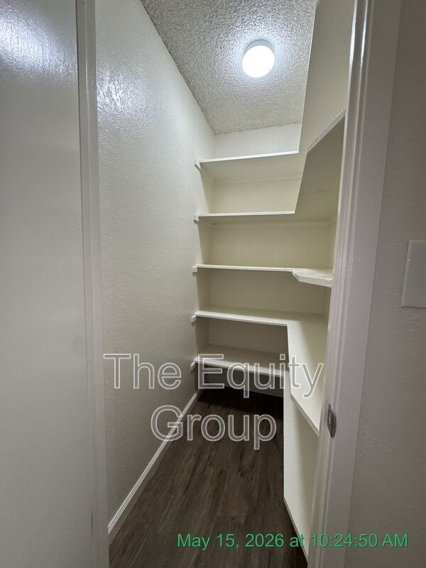 Building Photo - 1426 W Elowin Ave