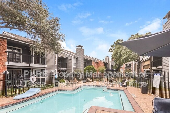 Building Photo - 18333 Roehampton Dr
