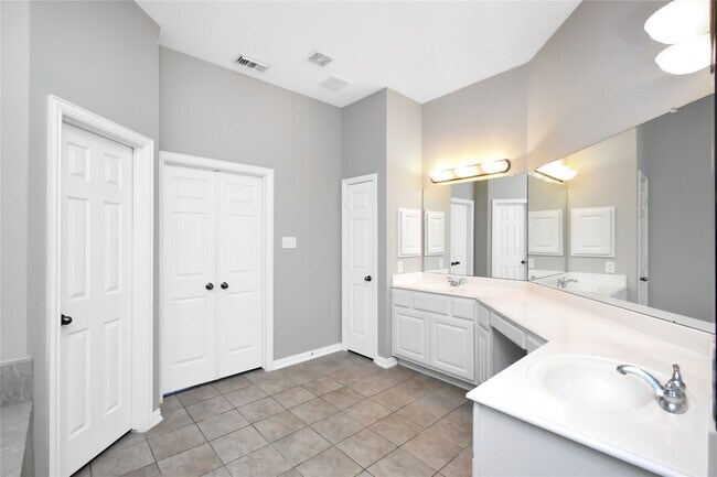 Building Photo - 10 E Artist Grove Cir