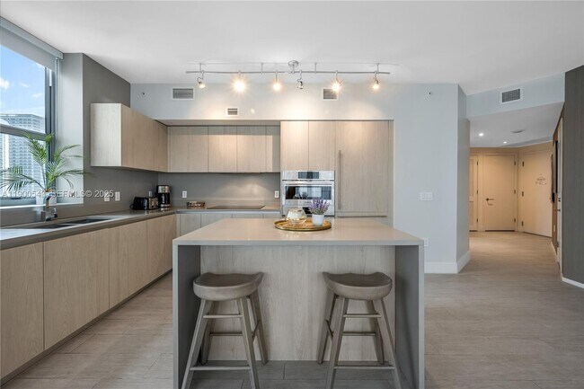 Building Photo - 4010 S Ocean Dr