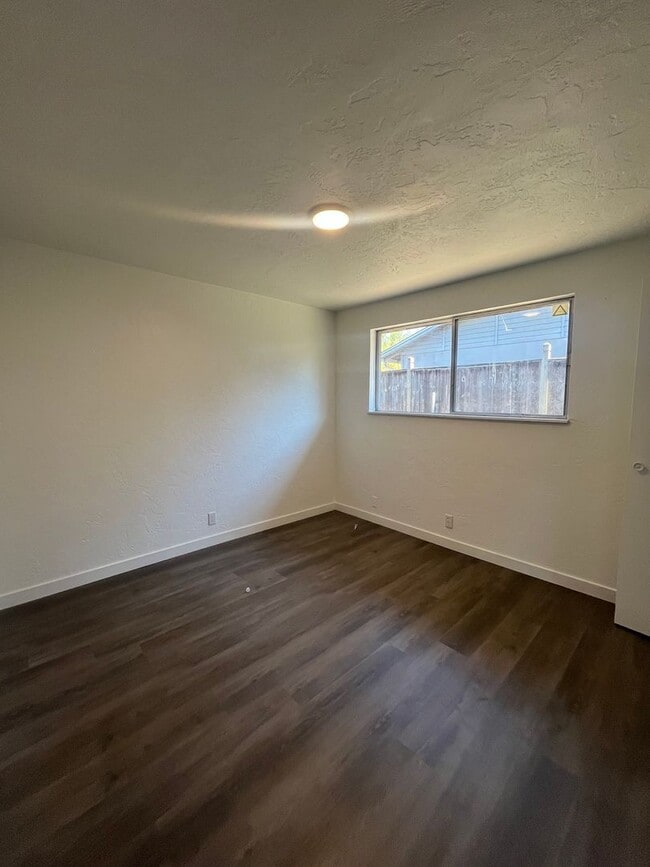 Building Photo - 2-Bedroom 1-Bathroom Duplex close in Sprin...