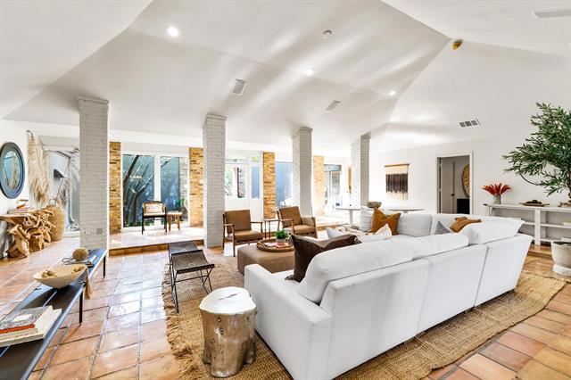 Building Photo - 4338 Travis St