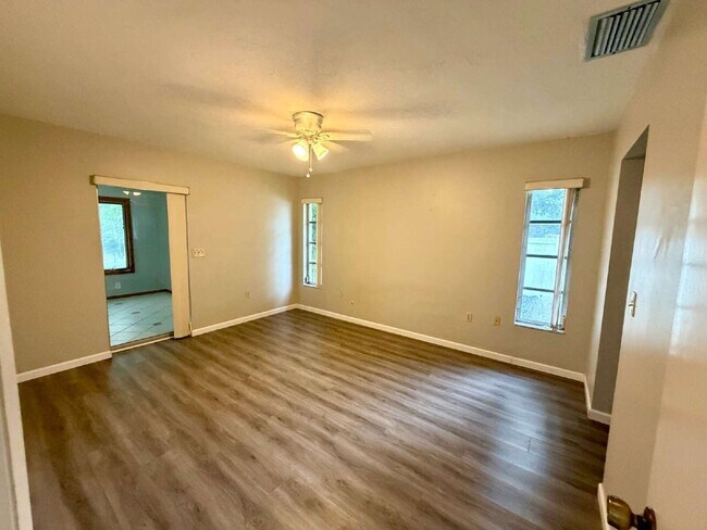 Building Photo - 423 Whispering Oaks Ct