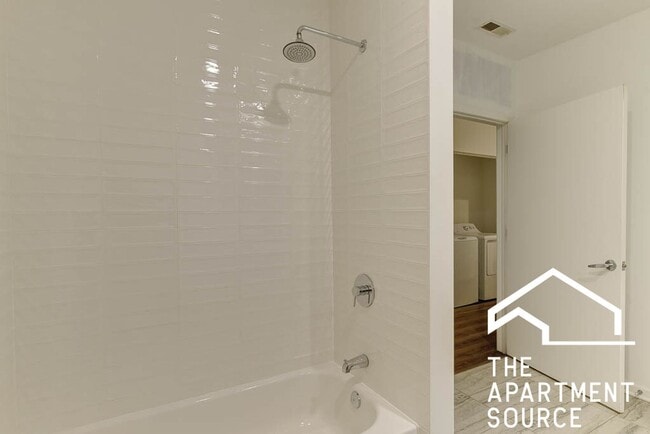 Building Photo - South Loop 3 bed 2 bath -- Updated Kitchen, HUGE Floorplan, Large Patio