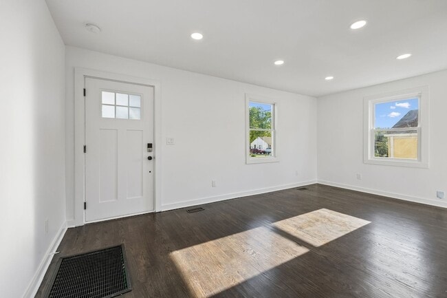 Building Photo - 902 Broadmoor Dr