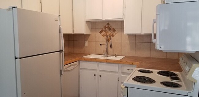 Building Photo - Bright 2-Bedroom Condo Ready for Move-In